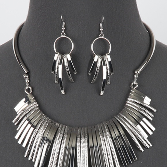 1064--Multi Sized Bib Bar Necklace Set- Silver Tone - Picture 4 of 4